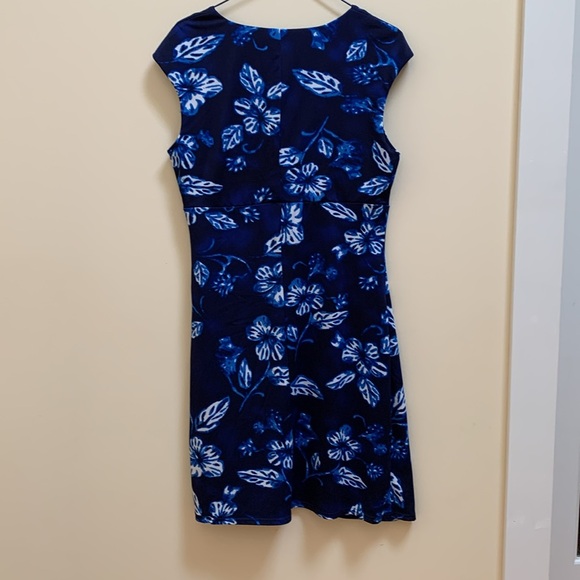 Ladies V faux wrap dress. beautiful pattern very flattering - Picture 2 of 4